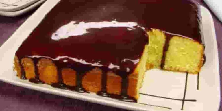 Bolo de fubá! Conheça essa receita com calda de chocolate!