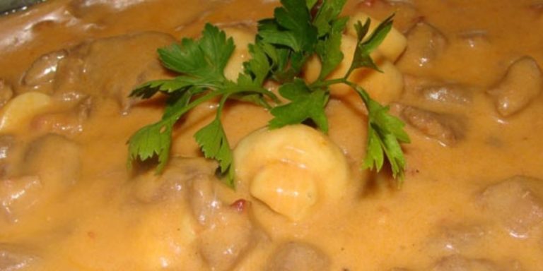 Strogonoff de carne cremoso! Uma delícia de receita de Domingo!