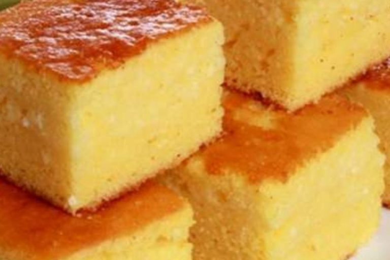 Bolo cremoso de fubá! Uma receita com uma calda deliciosa!