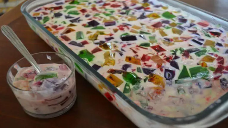 Gelatina mosaico com creme, sobremesa