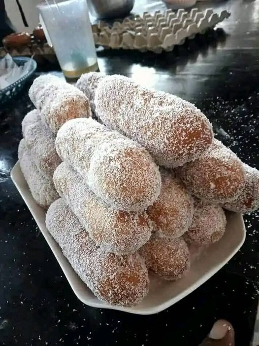 deliciosos charutos fritos com cobertura de coco e açúcar
