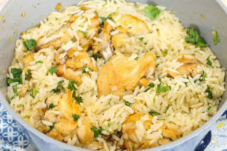 arroz e frango feito em uma panela só