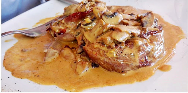 bife com molho cremoso de café e cogumelos